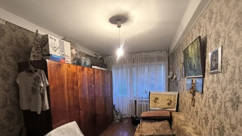 продам трёхкомнатную квартиру 🌇донецк, калининский район, грузия - парк гулливер, проспект ильича 83📍 📃документы к сделке готовы ✅площадь квартиры 61 кв. м ✅установлены пластовые окна ✅квартира с двумя застекленными лоджиями ✅крыша не течет, есть технический этаж ✅квартира не угловая насыщенная инфраструктура: детские сады, школы, . .. ="5449494525670082610">✅развитая транспортная развязка в любую точку города. остановки маршрутного такси в шаговой доступности. 🌎до центра города 3 минуты на машине 💰стоимость 5 300 000 руб. реальному клиенту торг❗️ 👁показ в любое время 📲☎️ +79495059339 ан подписаться | дать объявление - фотография - 5