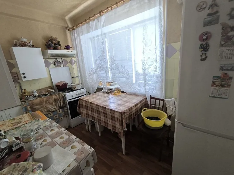 продам трёхкомнатную квартиру 🌇донецк, калининский район, грузия - парк гулливер, проспект ильича 83📍 📃документы к сделке готовы ✅площадь квартиры 61 кв. м ✅установлены пластовые окна ✅квартира с двумя застекленными лоджиями ✅крыша не течет, есть технический этаж ✅квартира не угловая насыщенная инфраструктура: детские сады, школы, . .. ="5449494525670082610">✅развитая транспортная развязка в любую точку города. остановки маршрутного такси в шаговой доступности. 🌎до центра города 3 минуты на машине 💰стоимость 5 300 000 руб. реальному клиенту торг❗️ 👁показ в любое время 📲☎️ +79495059339 ан подписаться | дать объявление - фотография - 7