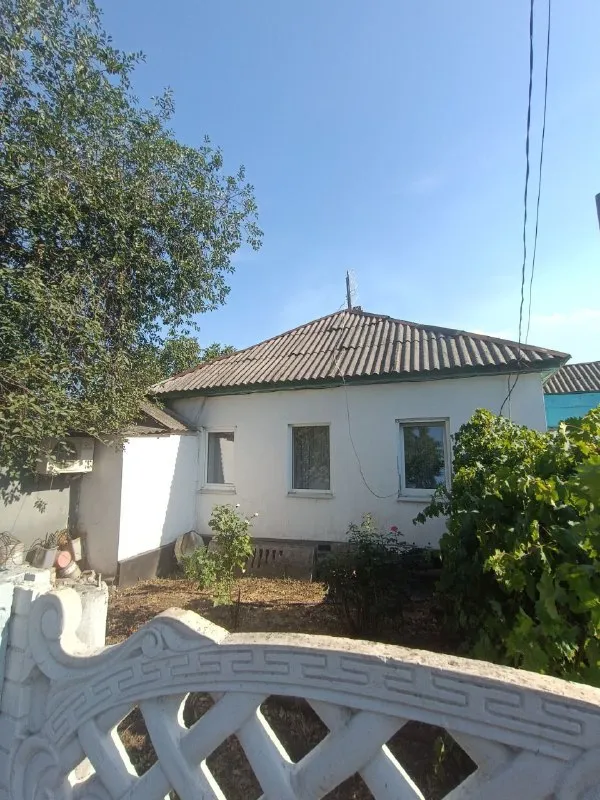продам 4-х комнатный 🏡 дом 🌇макеевка, пос. пролетарское. 📍 ✅площадь 56.6 м2. ✅тихий спокойный район. ✅хорошие соседи. ✅душ на улице ✅пластиковые окна, паровое отопление, теплица, летняя кухня ✅3 сотки земли не приватизирована 🎁мебель остается рядом есть: остановка, возможность вести бизнес, сарай переоборудованный в магазин 🔥 💰цена дома 2.000.000 ₽. торг звоните по телефону: 📲☎+7949-416-89-33 евгений ан терем подписаться  |  дать объявление - фотография - 1
