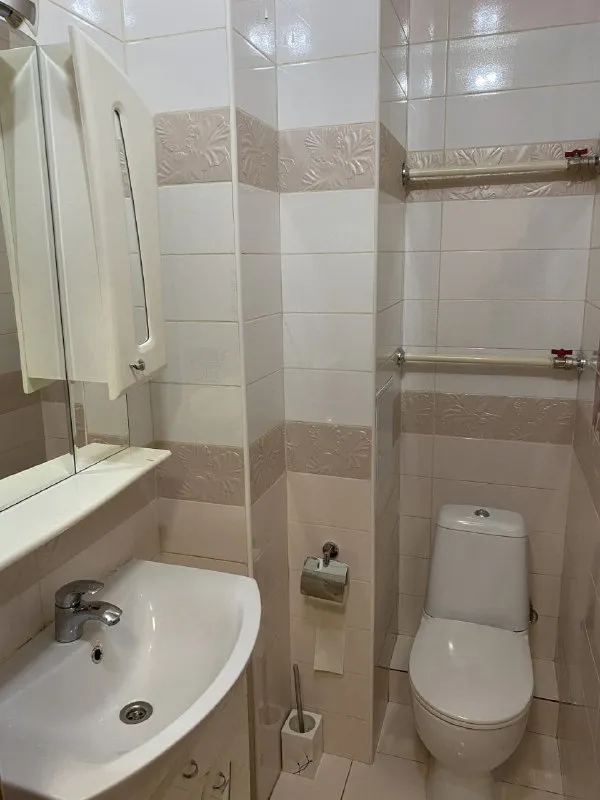 сдам 2х комнатную /евро-двушку 🌇 донецк, калининский р-н. проспект ильича (грузия) 📍 🔹2 этаж вода добивает в квартиру! 🔹8 этаж 65 кв м 🔹в квартире имеется абсолютно все диван, кровать,2 телевизора, микроволновка, духовка, встроенная стиралка 🔹2 кондиционера, встроенная посуда моечная машина, фен, утюг, интернет, абсолютно вся посуда, вилки, ложки, чашки 🔹абсолютно все и постельное белье, заезжайте и живите 🔹в квартире чисто и уютно 🔹рядом находится магазин и школы, детские сады, все для комфортного проживания ❗️адекватным платёжеспособным 💰 цена 27 000 в месяц включая ку + залог(возвращается при выезде 📲☎️ +79494858382 агентство подписаться | дать объявление - фотография - 9