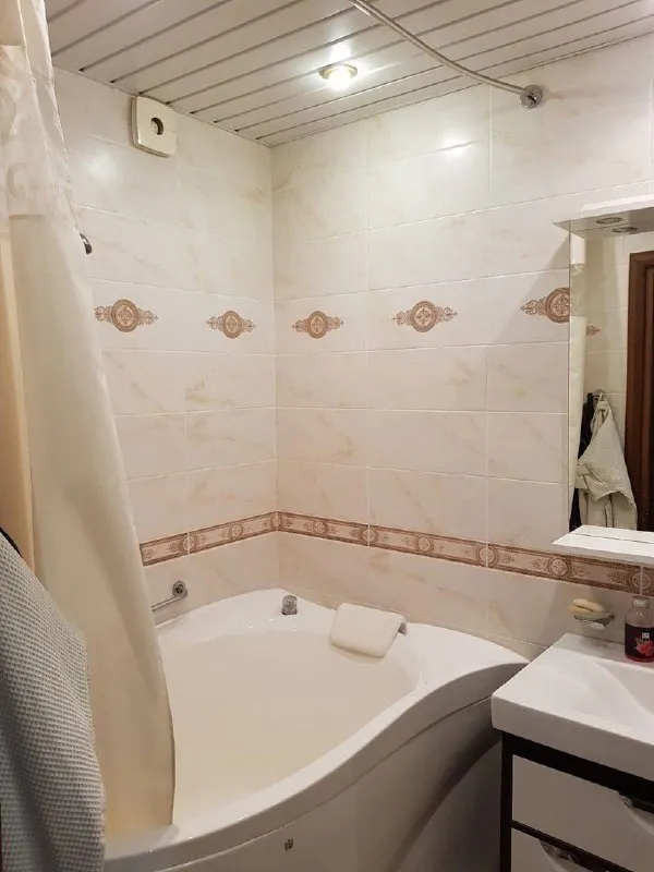 сдается двухкомнатная квартира 🌇донецк, на донском, ул. независимости, 1й квадрат📍 🔹шикарное расположение, в пешей доступности школа, сад, банк, остановка, рынок, кафе и много магазинов. 🔹высокий цоколь, в дни воды всегда отличный напор. ремонт делался для себя, дорогостоящая качественная мебель и техника. 🔹квартира полностью укомплектована: двуспальная кровать с ортопедическим матрасом, вместительный шкаф, столы, вся кухня, столы, комоды. ❗️рассмотрят порядочных, платёжеспособных людей, животные, только если привитые и с паспортом. 💰цена: 28000 + счетчики 📲☎️ +79494858382 агентство подписаться | дать объявление - фотография - 10