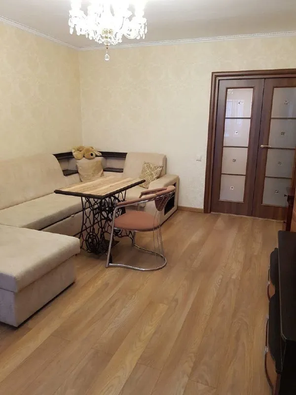 сдается двухкомнатная квартира 🌇донецк, на донском, ул. независимости, 1й квадрат📍 🔹шикарное расположение, в пешей доступности школа, сад, банк, остановка, рынок, кафе и много магазинов. 🔹высокий цоколь, в дни воды всегда отличный напор. ремонт делался для себя, дорогостоящая качественная мебель и техника. 🔹квартира полностью укомплектована: двуспальная кровать с ортопедическим матрасом, вместительный шкаф, столы, вся кухня, столы, комоды. ❗️рассмотрят порядочных, платёжеспособных людей, животные, только если привитые и с паспортом. 💰цена: 28000 + счетчики 📲☎️ +79494858382 агентство подписаться | дать объявление - фотография - 5