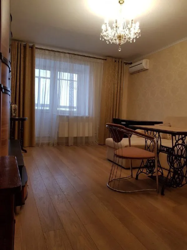 сдается двухкомнатная квартира 🌇донецк, на донском, ул. независимости, 1й квадрат📍 🔹шикарное расположение, в пешей доступности школа, сад, банк, остановка, рынок, кафе и много магазинов. 🔹высокий цоколь, в дни воды всегда отличный напор. ремонт делался для себя, дорогостоящая качественная мебель и техника. 🔹квартира полностью укомплектована: двуспальная кровать с ортопедическим матрасом, вместительный шкаф, столы, вся кухня, столы, комоды. ❗️рассмотрят порядочных, платёжеспособных людей, животные, только если привитые и с паспортом. 💰цена: 28000 + счетчики 📲☎️ +79494858382 агентство подписаться | дать объявление - фотография - 7