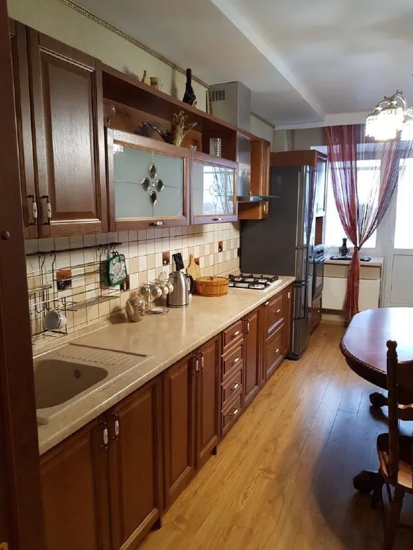 сдается двухкомнатная квартира 🌇донецк, на донском, ул. независимости, 1й квадрат📍 🔹шикарное расположение, в пешей доступности школа, сад, банк, остановка, рынок, кафе и много магазинов. 🔹высокий цоколь, в дни воды всегда отличный напор. ремонт делался для себя, дорогостоящая качественная мебель и техника. 🔹квартира полностью укомплектована: двуспальная кровать с ортопедическим матрасом, вместительный шкаф, столы, вся кухня, столы, комоды. ❗️рассмотрят порядочных, платёжеспособных людей, животные, только если привитые и с паспортом. 💰цена: 28000 + счетчики 📲☎️ +79494858382 агентство подписаться | дать объявление - фотография - 8