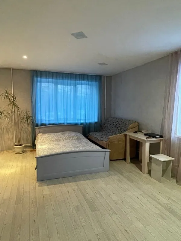 сдам однокомнатную квартиру. 🌇донецк, кировский р-н. площадь свободы. 📍 ✅квартира студия ✅окна во двор. ✅новая входная дверь. ✅новая сантехника ( ванна и унитаз), смеситель немецкий. из бытовой техники: стиральная машинка, электроплита + духовой шкаф, чайник, утюг, холодильник, телевизор+ пульт. мебель : стол + стул, кухонный гарнитур, шторы. диван( не раскладывается но сидеть вполне можно) вместительная гардеробная за зеркальной дверью. 🚫без животных 💰цена 22.000 ₽ 📲☎️+79494858382 агентство подписаться | дать объявление - фотография - 2