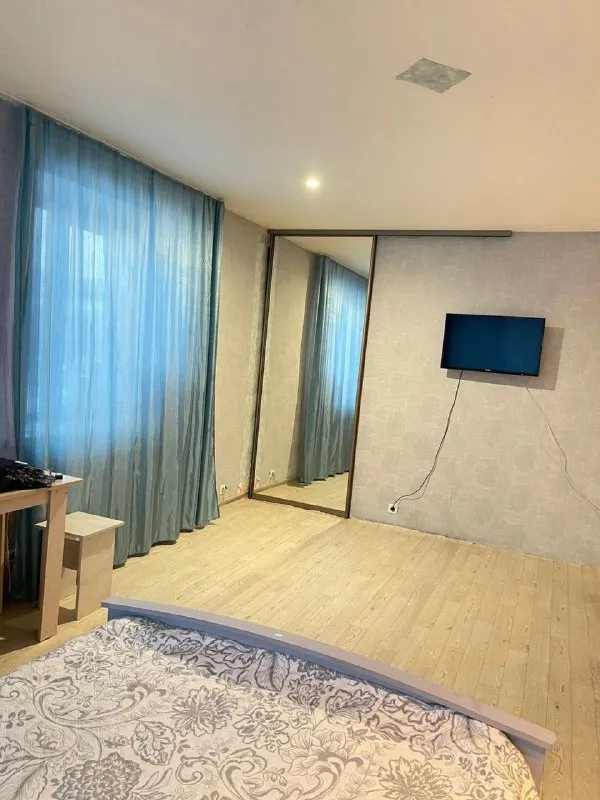 сдам однокомнатную квартиру. 🌇донецк, кировский р-н. площадь свободы. 📍 ✅квартира студия ✅окна во двор. ✅новая входная дверь. ✅новая сантехника ( ванна и унитаз), смеситель немецкий. из бытовой техники: стиральная машинка, электроплита + духовой шкаф, чайник, утюг, холодильник, телевизор+ пульт. мебель : стол + стул, кухонный гарнитур, шторы. диван( не раскладывается но сидеть вполне можно) вместительная гардеробная за зеркальной дверью. 🚫без животных 💰цена 22.000 ₽ 📲☎️+79494858382 агентство подписаться | дать объявление - фотография - 3