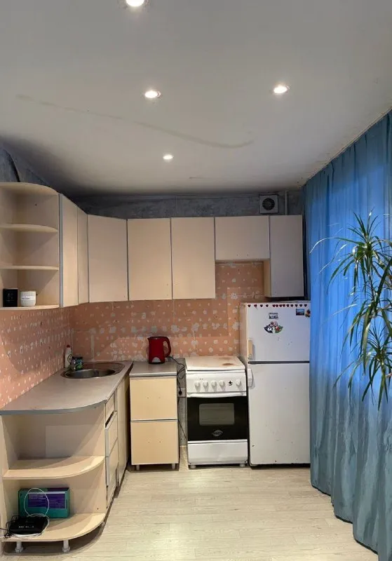 сдам однокомнатную квартиру. 🌇донецк, кировский р-н. площадь свободы. 📍 ✅квартира студия ✅окна во двор. ✅новая входная дверь. ✅новая сантехника ( ванна и унитаз), смеситель немецкий. из бытовой техники: стиральная машинка, электроплита + духовой шкаф, чайник, утюг, холодильник, телевизор+ пульт. мебель : стол + стул, кухонный гарнитур, шторы. диван( не раскладывается но сидеть вполне можно) вместительная гардеробная за зеркальной дверью. 🚫без животных 💰цена 22.000 ₽ 📲☎️+79494858382 агентство подписаться | дать объявление - фотография - 4