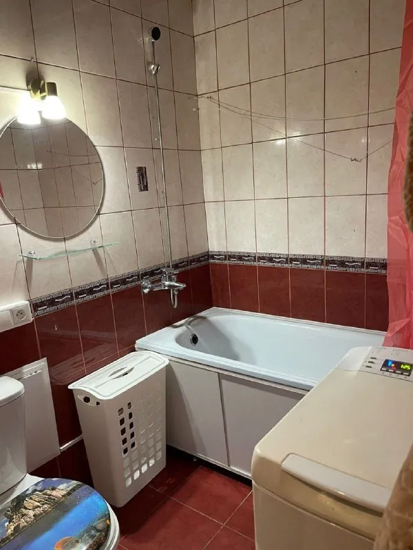 сдам однокомнатную квартиру. 🌇донецк, кировский р-н. площадь свободы. 📍 ✅квартира студия ✅окна во двор. ✅новая входная дверь. ✅новая сантехника ( ванна и унитаз), смеситель немецкий. из бытовой техники: стиральная машинка, электроплита + духовой шкаф, чайник, утюг, холодильник, телевизор+ пульт. мебель : стол + стул, кухонный гарнитур, шторы. диван( не раскладывается но сидеть вполне можно) вместительная гардеробная за зеркальной дверью. 🚫без животных 💰цена 22.000 ₽ 📲☎️+79494858382 агентство подписаться | дать объявление - фотография - 5