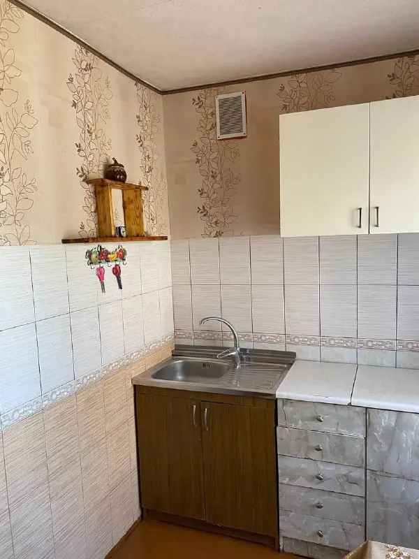 ‼️продажа квартиры‼️ 🏡продаётся трёхкомнатная квартира петровский район 🗺г. донецк днр ул. ревякина 30 ✅этажность–2/2 жилого дома ✅общая площадь–44 м2 ✅спальные комнаты небольшие ✅сантехника, трубы, проводка новые ✅выполнен косметический ремонт в спальне утеплены стены ✅санузел совмещенный, выложен кафелем, имеется стиральная машинка ✅в зале есть кладовая ✅балкон 🧾документы готовы 🔥собственник 💴цена: 2🍋500.000 руб ☎️+7(949) 043-07-22 ирина недвижимость днр - фотография - 8
