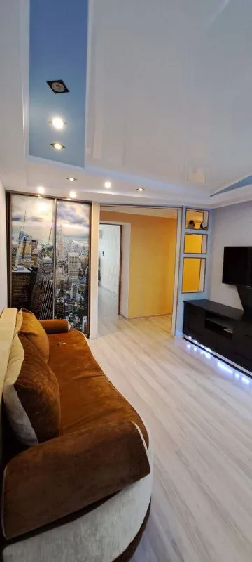 продажа двухкомнатной квартиры 🌇в центре донецка ворошиловский район крытый рынок - ул. любавина 📍лучшая локация города 📑документы полностью готовы к сделке, прописанных нет‼️ 💦холодная и горячая вода по графику, газовая колонка 👍в квартире сделан качественный ремонт ✅ пластиковые окна ✅этажность дома 4/5 ✅общая квадратура 44кв ✅хорошая транспортная развязка. сады, школы, магазины, все что нужно для комфортной жизни в шаговой доступности 💰цена: 5 500 000 ₽, торг уместен собственник на сделке❗️ 👁показ возможен в любое время 📲☎️+79496455686 📲☎️+79495059339 подписаться | дать объявление - фотография - 3