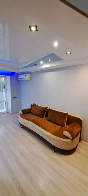 продажа двухкомнатной квартиры 🌇в центре донецка ворошиловский район крытый рынок - ул. любавина 📍лучшая локация города 📑документы полностью готовы к сделке, прописанных нет‼️ 💦холодная и горячая вода по графику, газовая колонка 👍в квартире сделан качественный ремонт ✅ пластиковые окна ✅этажность дома 4/5 ✅общая квадратура 44кв ✅хорошая транспортная развязка. сады, школы, магазины, все что нужно для комфортной жизни в шаговой доступности 💰цена: 5 500 000 ₽, торг уместен собственник на сделке❗️ 👁показ возможен в любое время 📲☎️+79496455686 📲☎️+79495059339 подписаться | дать объявление - фотография - 4