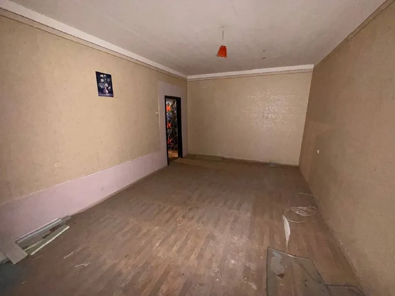 продам двухкомнатную квартиру 🌇донецк, киевский район- улица листопрокатчиков, 19📍 ✅1-й этаж 9-ти этажки ✅кирпичный дом ✅общая площадь 50 кв. м 💦вода согласно графику ✅квартира тёплая, установлены пластовые окна( пару окон под замену ) требуется косметический ремонт насыщенная инфраструктура: детские сады, школы, магазины, остановки маршрутного такси в шаговой доступности. 📑документы готовы 💰стоимость 3 000 000 руб. ‼️реальному клиенту реальный торг ‼️ 📲☎️ +79496455686 подписаться | дать объявление - фотография - 2