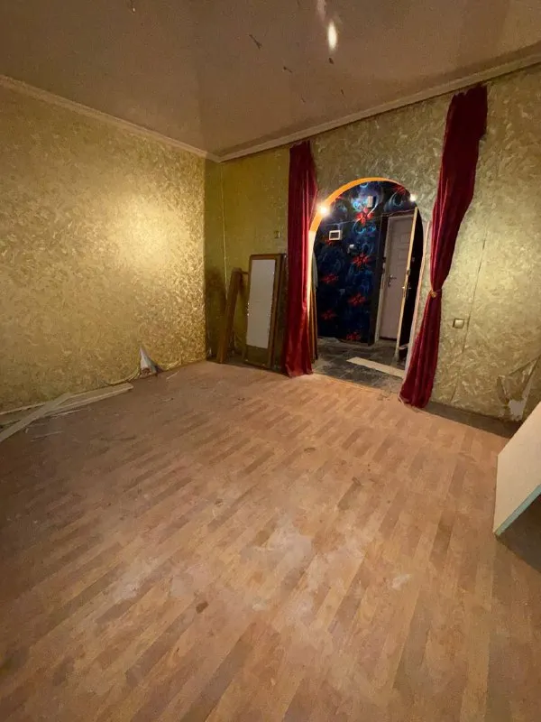 продам двухкомнатную квартиру 🌇донецк, киевский район- улица листопрокатчиков, 19📍 ✅1-й этаж 9-ти этажки ✅кирпичный дом ✅общая площадь 50 кв. м 💦вода согласно графику ✅квартира тёплая, установлены пластовые окна( пару окон под замену ) требуется косметический ремонт насыщенная инфраструктура: детские сады, школы, магазины, остановки маршрутного такси в шаговой доступности. 📑документы готовы 💰стоимость 3 000 000 руб. ‼️реальному клиенту реальный торг ‼️ 📲☎️ +79496455686 подписаться | дать объявление - фотография - 3