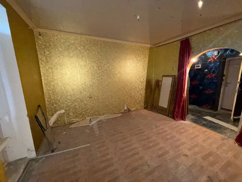 продам двухкомнатную квартиру 🌇донецк, киевский район- улица листопрокатчиков, 19📍 ✅1-й этаж 9-ти этажки ✅кирпичный дом ✅общая площадь 50 кв. м 💦вода согласно графику ✅квартира тёплая, установлены пластовые окна( пару окон под замену ) требуется косметический ремонт насыщенная инфраструктура: детские сады, школы, магазины, остановки маршрутного такси в шаговой доступности. 📑документы готовы 💰стоимость 3 000 000 руб. ‼️реальному клиенту реальный торг ‼️ 📲☎️ +79496455686 подписаться | дать объявление - фотография - 4