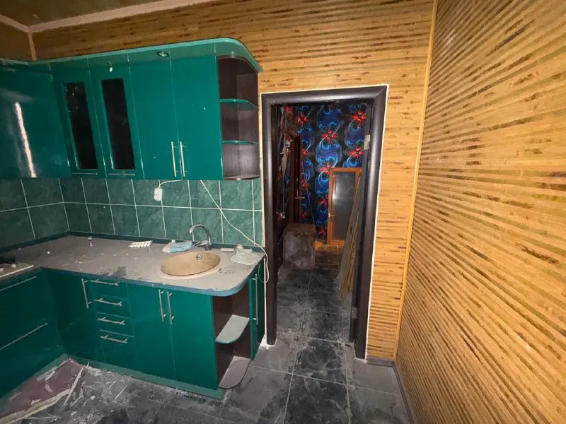 продам двухкомнатную квартиру 🌇донецк, киевский район- улица листопрокатчиков, 19📍 ✅1-й этаж 9-ти этажки ✅кирпичный дом ✅общая площадь 50 кв. м 💦вода согласно графику ✅квартира тёплая, установлены пластовые окна( пару окон под замену ) требуется косметический ремонт насыщенная инфраструктура: детские сады, школы, магазины, остановки маршрутного такси в шаговой доступности. 📑документы готовы 💰стоимость 3 000 000 руб. ‼️реальному клиенту реальный торг ‼️ 📲☎️ +79496455686 подписаться | дать объявление - фотография - 6