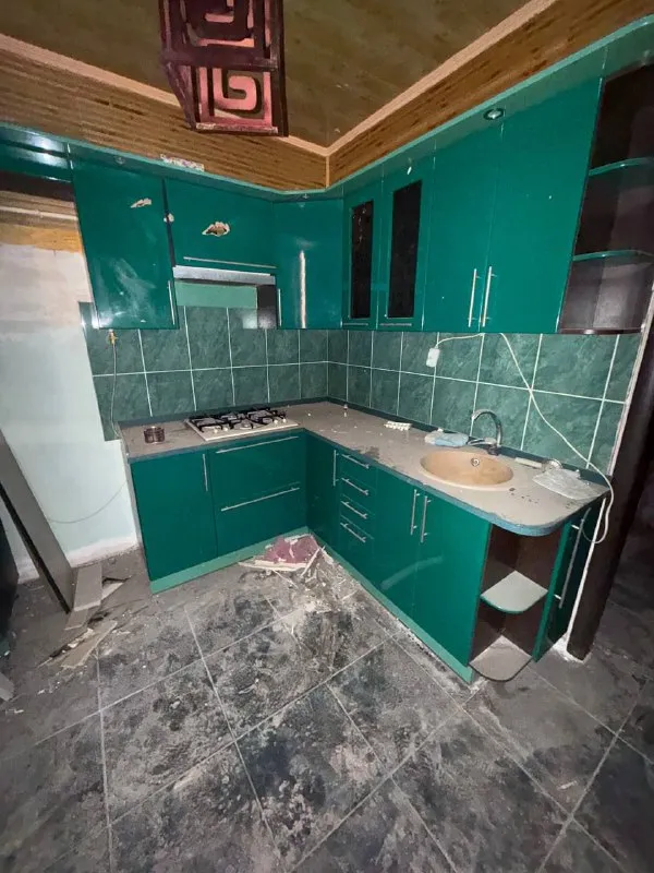 продам двухкомнатную квартиру 🌇донецк, киевский район- улица листопрокатчиков, 19📍 ✅1-й этаж 9-ти этажки ✅кирпичный дом ✅общая площадь 50 кв. м 💦вода согласно графику ✅квартира тёплая, установлены пластовые окна( пару окон под замену ) требуется косметический ремонт насыщенная инфраструктура: детские сады, школы, магазины, остановки маршрутного такси в шаговой доступности. 📑документы готовы 💰стоимость 3 000 000 руб. ‼️реальному клиенту реальный торг ‼️ 📲☎️ +79496455686 подписаться | дать объявление - фотография - 7