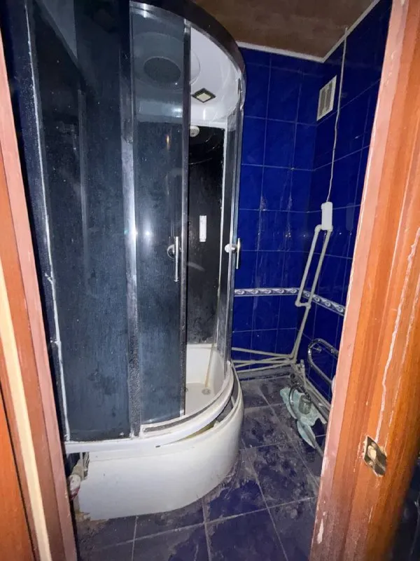 продам двухкомнатную квартиру 🌇донецк, киевский район- улица листопрокатчиков, 19📍 ✅1-й этаж 9-ти этажки ✅кирпичный дом ✅общая площадь 50 кв. м 💦вода согласно графику ✅квартира тёплая, установлены пластовые окна( пару окон под замену ) требуется косметический ремонт насыщенная инфраструктура: детские сады, школы, магазины, остановки маршрутного такси в шаговой доступности. 📑документы готовы 💰стоимость 3 000 000 руб. ‼️реальному клиенту реальный торг ‼️ 📲☎️ +79496455686 подписаться | дать объявление - фотография - 8