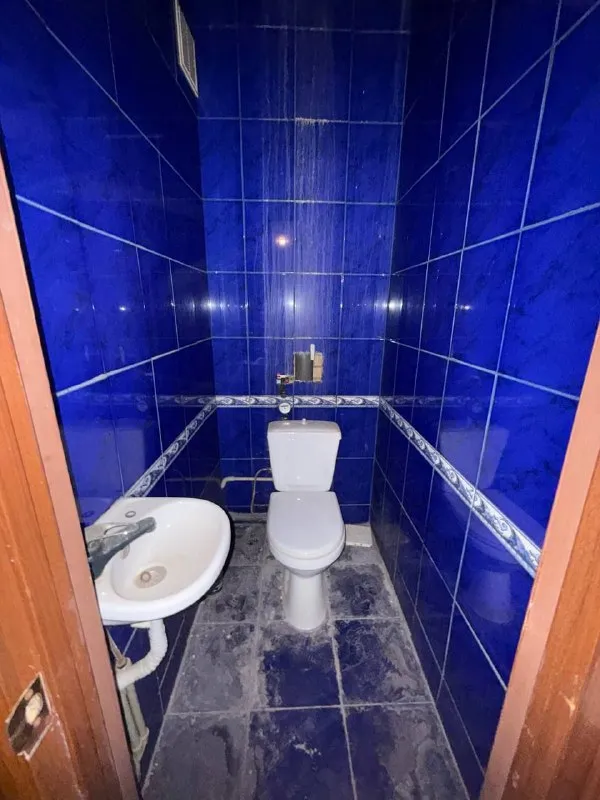 продам двухкомнатную квартиру 🌇донецк, киевский район- улица листопрокатчиков, 19📍 ✅1-й этаж 9-ти этажки ✅кирпичный дом ✅общая площадь 50 кв. м 💦вода согласно графику ✅квартира тёплая, установлены пластовые окна( пару окон под замену ) требуется косметический ремонт насыщенная инфраструктура: детские сады, школы, магазины, остановки маршрутного такси в шаговой доступности. 📑документы готовы 💰стоимость 3 000 000 руб. ‼️реальному клиенту реальный торг ‼️ 📲☎️ +79496455686 подписаться | дать объявление - фотография - 9