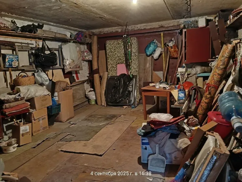 продам часть 🏡 дома 90 м. кв. 🌇донецк, ориентир оцкб / универмаг донбасс /паралельно ул. олимпиева. 📍 ✅(один двор и два выхода - жили родственники, продаются обе части). ✅два входа в дом, двое ворот. 4 комнаты, 2х сан узла, 2х кухни. ✅жилое состояние. ⛽газовое отопление. 🅿 хороший высокий и вместительный гараж с ямой. 🚠остановка трамвая рядом, маршрутного транспорта по ленинскому проспекту в 10-ти минутах от смолянки в 4х минутах.   💰цена 4 800 000 руб. 📲☎️+7 949 470 04 83 (феникс) 📲☎️+7 949 796 89 69. анна ан подписаться  |  дать объявление - фотография - 2