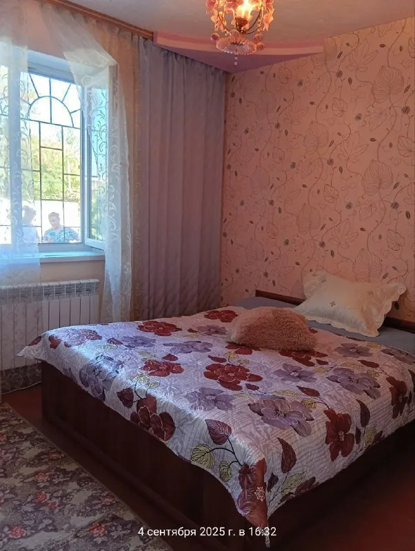 продам часть 🏡 дома 90 м. кв. 🌇донецк, ориентир оцкб / универмаг донбасс /паралельно ул. олимпиева. 📍 ✅(один двор и два выхода - жили родственники, продаются обе части). ✅два входа в дом, двое ворот. 4 комнаты, 2х сан узла, 2х кухни. ✅жилое состояние. ⛽газовое отопление. 🅿 хороший высокий и вместительный гараж с ямой. 🚠остановка трамвая рядом, маршрутного транспорта по ленинскому проспекту в 10-ти минутах от смолянки в 4х минутах.   💰цена 4 800 000 руб. 📲☎️+7 949 470 04 83 (феникс) 📲☎️+7 949 796 89 69. анна ан подписаться  |  дать объявление - фотография - 4