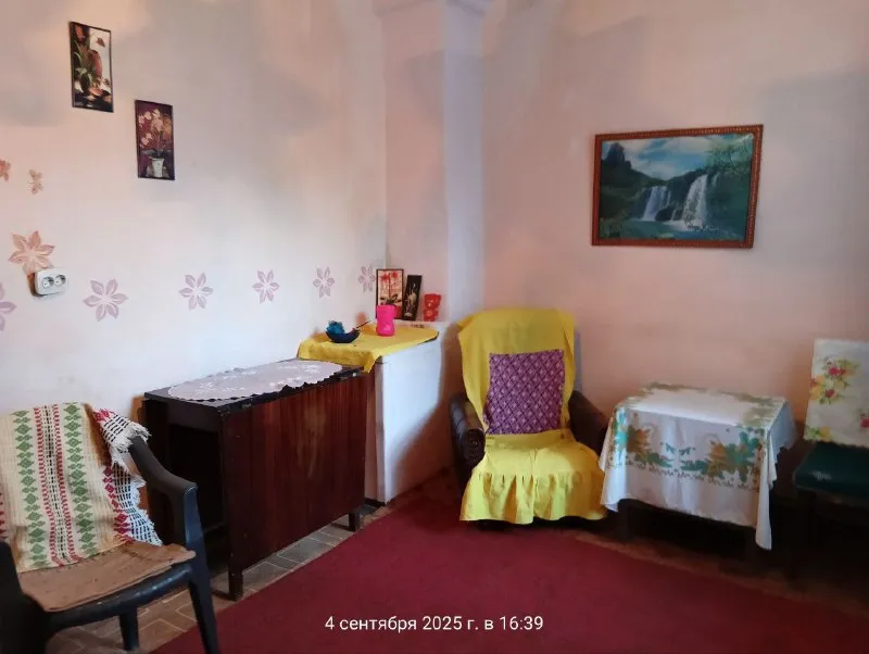 продам часть 🏡 дома 90 м. кв. 🌇донецк, ориентир оцкб / универмаг донбасс /паралельно ул. олимпиева. 📍 ✅(один двор и два выхода - жили родственники, продаются обе части). ✅два входа в дом, двое ворот. 4 комнаты, 2х сан узла, 2х кухни. ✅жилое состояние. ⛽газовое отопление. 🅿 хороший высокий и вместительный гараж с ямой. 🚠остановка трамвая рядом, маршрутного транспорта по ленинскому проспекту в 10-ти минутах от смолянки в 4х минутах.   💰цена 4 800 000 руб. 📲☎️+7 949 470 04 83 (феникс) 📲☎️+7 949 796 89 69. анна ан подписаться  |  дать объявление - фотография - 5