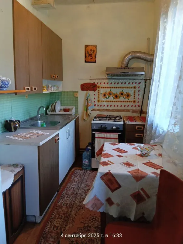 продам часть 🏡 дома 90 м. кв. 🌇донецк, ориентир оцкб / универмаг донбасс /паралельно ул. олимпиева. 📍 ✅(один двор и два выхода - жили родственники, продаются обе части). ✅два входа в дом, двое ворот. 4 комнаты, 2х сан узла, 2х кухни. ✅жилое состояние. ⛽газовое отопление. 🅿 хороший высокий и вместительный гараж с ямой. 🚠остановка трамвая рядом, маршрутного транспорта по ленинскому проспекту в 10-ти минутах от смолянки в 4х минутах.   💰цена 4 800 000 руб. 📲☎️+7 949 470 04 83 (феникс) 📲☎️+7 949 796 89 69. анна ан подписаться  |  дать объявление - фотография - 7