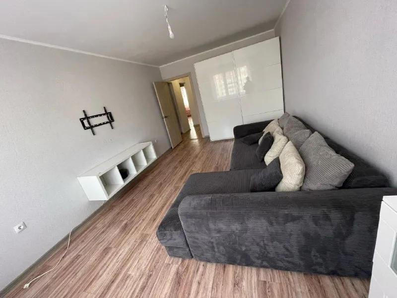 сдам двухкомнатную квартиру 🌇донецк, адрес: ул. бул шевченко д.40, под.4. 📍 ✅квартира просторная площадь квартиры 66 кв, жилая площадь 40 кв. ✅на длительный срок❗️ ✅в квартире имеется вся необходимая мебель и техника ✅вся мебель и техника в хорошем состоянии. ✅интернет в квартире матрикс ✅есть лоджия ❗️квартира сдается приоритетно порядочной семье без вредных привычек, можно с детьми, без животных. 💰цена 27000 ₽ + ку. , также залог за 1 месяц + агентство 70 процентов 📲☎️+79494858382 агентство недвижимость подписаться | дать объявление - фотография - 4