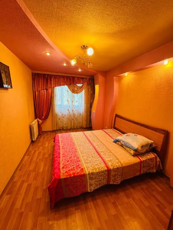 аренда 3-х комнатной квартиры на длительный срок ! 🌇макеевка, микрорайон центральный 📍 💧вода круглосуточно! ✅общая площадь 66кв. м, 5 этаж 9 этажного дома, не угловая ! ❗️квартира после капитального ремонта ! окна пластиковые, 2 застекленных балкона. ✅нагревательный бак, кондиционер, холодильник, стиральная машинка ! шикарное месторасположение: детский сад, гимназия, больница, супермаркеты, остановка общественного транспорта. 💰цена : 50 000 ₽ + ку ☎️+79493418412 лилия ан терем подписаться | дать объявление - фотография - 3