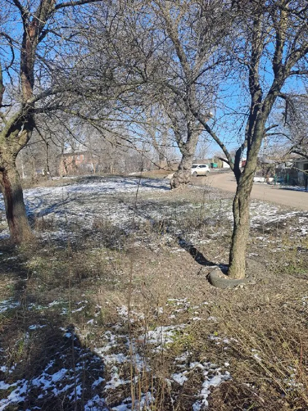 продаются 2 участка по 6,4 сотки (всего 12,8 соток) 🌇донецк, оцкб, куйбышевский р-н. ул. великоновоселковская📍 ✅2 соседних участка прямоугольной формы (40х32м общий размер), приватизированы, росреестр, разрешение на ижс. ✅перепад высоты участка 1м на всю длину. с 3-х сторон не будет соседей – простор и тишина. ✅все коммуникации: газ, свет, вода, канализация удобный подъезд, асфальт, рядом транспорт и вся инфраструктура. хорошая транспортная развязка. ⏰от оцкб 10 минут пешком. стоимость за 2 участка. возможна продажа по отдельности. обсуждается. 💰стоимость 4 200 000 ₽ 📲☎️+79499897033 наталья подписаться | дать объявление - фотография - 4