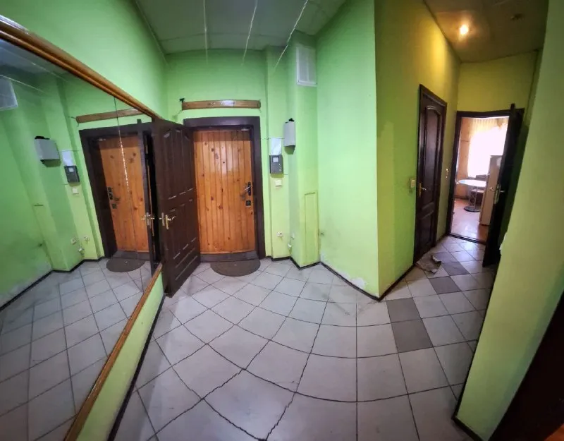 ‼️продажа квартиры‼️ 🏡продаётся 3-трёхкомнатная квартира🗺г. енакиево днр кинотеатра украина, улица тиунова ✅этажность–1/2 жилого дома ✅общая площадь–62.2 м2 ✅жилая–44.3 м2 ✅высокий цоколь комнаты раздельные ✅окна пластиковые, установлены ролеты ✅санузел совмещенный индивидуальное отопление ✅двойная входная дверь, сигнализация есть кладовка в подвале ✅в пешей доступности рынок, автостанция, магазины, аптеки, остановки общественного транспорта 🧾документы готовы 🔥собственник 💴цена: 2🍋500.000 рублей ☎️+7(949) 333-19-16 кирилл 📨подписаться - фотография - 1