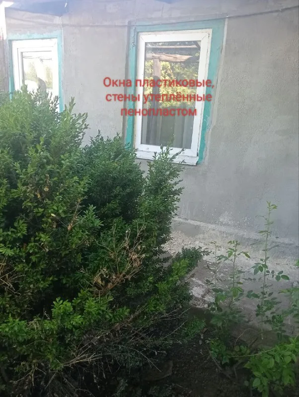 продам 🏡 дом от собственника 🌇донецк, пролетарский район, ориентир шахта 12/18📍 ✅дом состоит из двух частей, могут проживать две семьи. огромный двор, большой огород, рядом ставок, лесопосадка. ✅в доме печное отопление 🌎до ближайшей инфраструктуры 10 минут пешком, на авто 3 минуты. ✅дом находится в жилом состоянии, и считается бюджетным вариантом, можно заезжать и жить сразу, постепенно подгонять в доме под себя. - фотография - 2