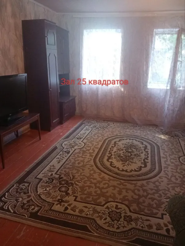 продам 🏡 дом от собственника 🌇донецк, пролетарский район, ориентир шахта 12/18📍 ✅дом состоит из двух частей, могут проживать две семьи. огромный двор, большой огород, рядом ставок, лесопосадка. ✅в доме печное отопление 🌎до ближайшей инфраструктуры 10 минут пешком, на авто 3 минуты. ✅дом находится в жилом состоянии, и считается бюджетным вариантом, можно заезжать и жить сразу, постепенно подгонять в доме под себя. - фотография - 3