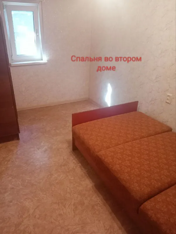 продам 🏡 дом от собственника 🌇донецк, пролетарский район, ориентир шахта 12/18📍 ✅дом состоит из двух частей, могут проживать две семьи. огромный двор, большой огород, рядом ставок, лесопосадка. ✅в доме печное отопление 🌎до ближайшей инфраструктуры 10 минут пешком, на авто 3 минуты. ✅дом находится в жилом состоянии, и считается бюджетным вариантом, можно заезжать и жить сразу, постепенно подгонять в доме под себя. - фотография - 4