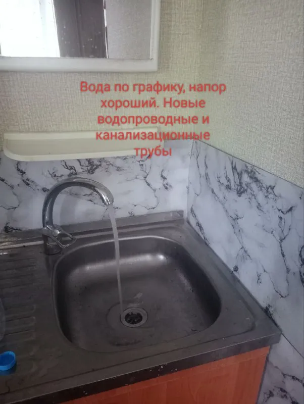 продам 🏡 дом от собственника 🌇донецк, пролетарский район, ориентир шахта 12/18📍 ✅дом состоит из двух частей, могут проживать две семьи. огромный двор, большой огород, рядом ставок, лесопосадка. ✅в доме печное отопление 🌎до ближайшей инфраструктуры 10 минут пешком, на авто 3 минуты. ✅дом находится в жилом состоянии, и считается бюджетным вариантом, можно заезжать и жить сразу, постепенно подгонять в доме под себя. - фотография - 7