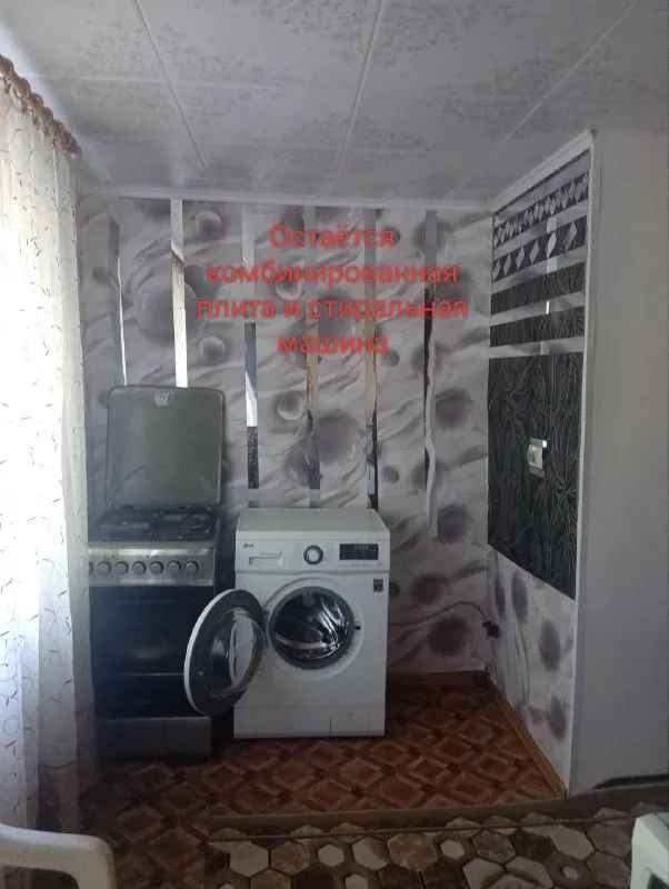 продам 🏡 дом от собственника 🌇донецк, пролетарский район, ориентир шахта 12/18📍 ✅дом состоит из двух частей, могут проживать две семьи. огромный двор, большой огород, рядом ставок, лесопосадка. ✅в доме печное отопление 🌎до ближайшей инфраструктуры 10 минут пешком, на авто 3 минуты. ✅дом находится в жилом состоянии, и считается бюджетным вариантом, можно заезжать и жить сразу, постепенно подгонять в доме под себя. - фотография - 9