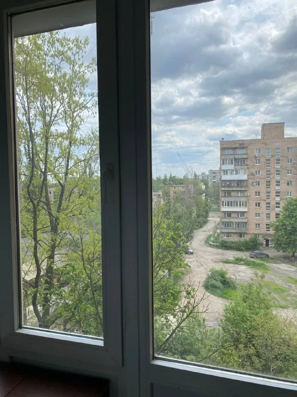 продам трехкомнатную квартиру 🌇донецк, ленинский район ул. куприна, 34📍 ✅продается просторная 3 комнатная квартира, чешский проект, 66 м общ площадь. ✅6 этаж 9 этажного дома. ✅есть кладовка, два балкона и одна лоджия. ✅все комнаты раздельные. ❗️без ремонта, состояние жилое. остается часть мебели (на фото). ✅отличная транспортная развязка, хорошее место для жизни. 📑документы готовы к сделке, прописанных нет, долгов нет. собственник гражданин рф. 💰цена 5 000 000 руб. 📲☎️+905516833595 вотсап подписаться  |  дать объявление - фотография - 2