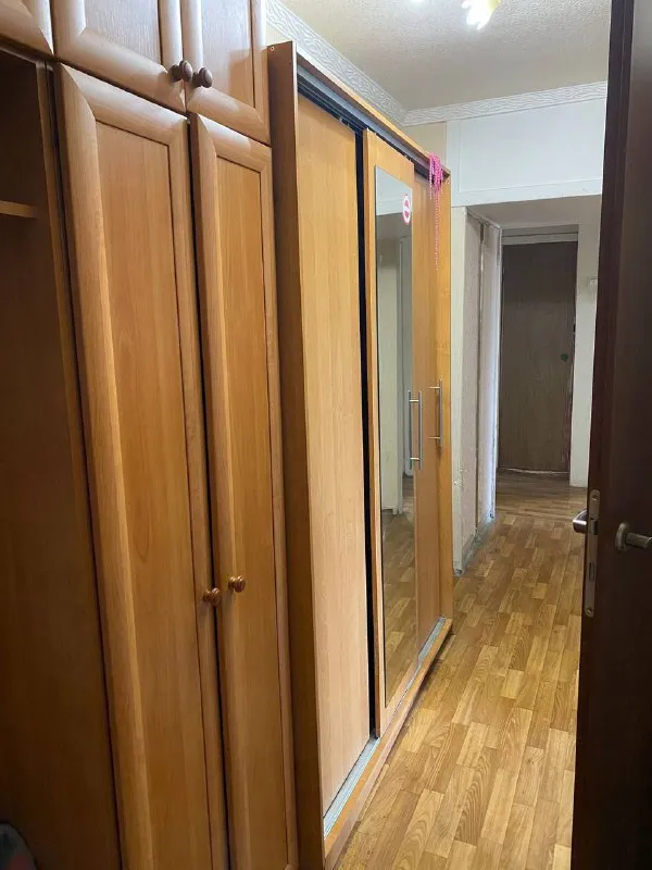 продам трехкомнатную квартиру 🌇донецк, ленинский район ул. куприна, 34📍 ✅продается просторная 3 комнатная квартира, чешский проект, 66 м общ площадь. ✅6 этаж 9 этажного дома. ✅есть кладовка, два балкона и одна лоджия. ✅все комнаты раздельные. ❗️без ремонта, состояние жилое. остается часть мебели (на фото). ✅отличная транспортная развязка, хорошее место для жизни. 📑документы готовы к сделке, прописанных нет, долгов нет. собственник гражданин рф. 💰цена 5 000 000 руб. 📲☎️+905516833595 вотсап подписаться  |  дать объявление - фотография - 3