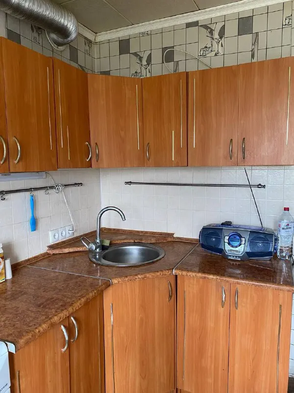 продам трехкомнатную квартиру 🌇донецк, ленинский район ул. куприна, 34📍 ✅продается просторная 3 комнатная квартира, чешский проект, 66 м общ площадь. ✅6 этаж 9 этажного дома. ✅есть кладовка, два балкона и одна лоджия. ✅все комнаты раздельные. ❗️без ремонта, состояние жилое. остается часть мебели (на фото). ✅отличная транспортная развязка, хорошее место для жизни. 📑документы готовы к сделке, прописанных нет, долгов нет. собственник гражданин рф. 💰цена 5 000 000 руб. 📲☎️+905516833595 вотсап подписаться  |  дать объявление - фотография - 9