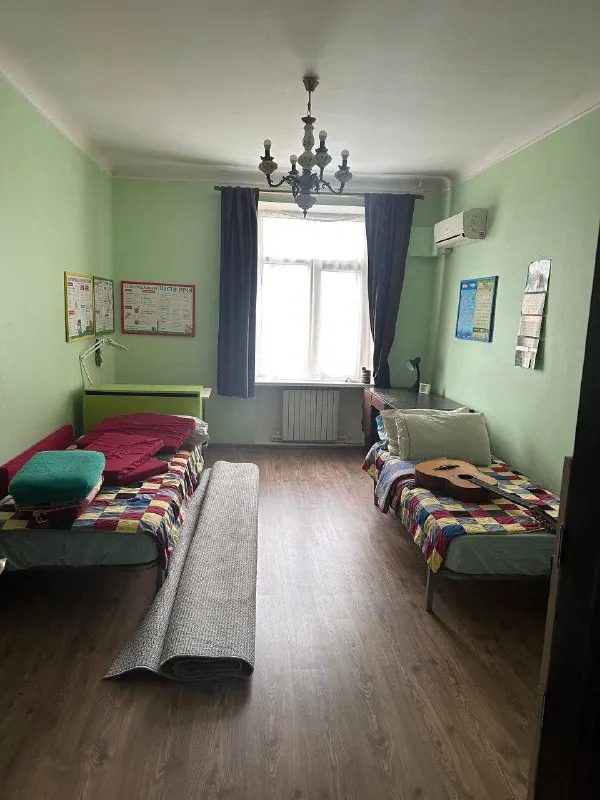 сдается трехкомнатная квартира с евроремонтом 🌇в самом центре города донецка ворошиловский район. ул постышева 76а. 📍 ✅4этаж ✅раздельные комнаты, вся бытовая техника. ✅рядом школа, рынок, садик, остановки транспорта. 💦вода по графику. ✅возможно установка накопительной системы воды но стоимость будет  чуть выше в месяц. ❗️младше 25 лет, военных, и с животными не берут. 💰цена 45000 ₽ + к/у  + залог + агентские. оплата услуг при подписании договора на квартире( никаких предоплат не нужно!) 📲☎️+79493522012 катерина подписаться | дать объявление - фотография - 3