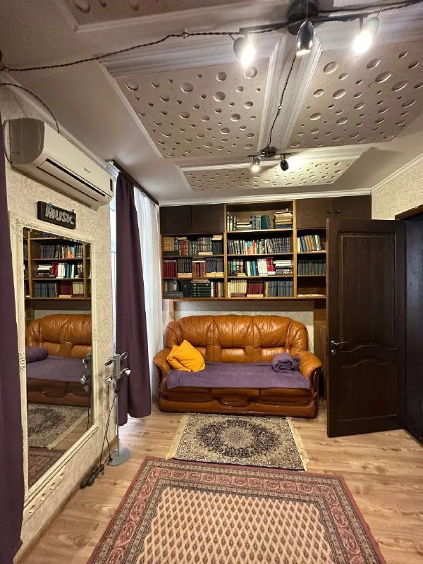 сдается трехкомнатная квартира с евроремонтом 🌇в самом центре города донецка ворошиловский район. ул постышева 76а. 📍 ✅4этаж ✅раздельные комнаты, вся бытовая техника. ✅рядом школа, рынок, садик, остановки транспорта. 💦вода по графику. ✅возможно установка накопительной системы воды но стоимость будет  чуть выше в месяц. ❗️младше 25 лет, военных, и с животными не берут. 💰цена 45000 ₽ + к/у  + залог + агентские. оплата услуг при подписании договора на квартире( никаких предоплат не нужно!) 📲☎️+79493522012 катерина подписаться | дать объявление - фотография - 4