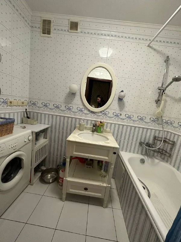 сдается трехкомнатная квартира с евроремонтом 🌇в самом центре города донецка ворошиловский район. ул постышева 76а. 📍 ✅4этаж ✅раздельные комнаты, вся бытовая техника. ✅рядом школа, рынок, садик, остановки транспорта. 💦вода по графику. ✅возможно установка накопительной системы воды но стоимость будет  чуть выше в месяц. ❗️младше 25 лет, военных, и с животными не берут. 💰цена 45000 ₽ + к/у  + залог + агентские. оплата услуг при подписании договора на квартире( никаких предоплат не нужно!) 📲☎️+79493522012 катерина подписаться | дать объявление - фотография - 7