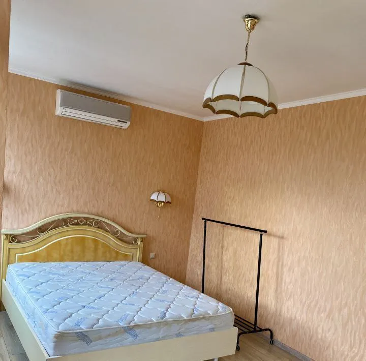 сдам однокомнатную квартиру 🌇донецк в ворошиловском районе, ориентир: набережная📍 ✅квартира расположена на 3 этаже, площадь квартиры 46м². ✅квартира с хорошим современным ремонтом, укомплектована всем необходимым, на кухне стол и 4 стула, ванна оборудована - душевая кабина, стиральная машина, тумбочки. ✅так же двуспальный диван, большой шкаф для вещей. ✅развитая инфраструктура, удобная транспортная развязка. 💰стоимость 29.000 ₽ + ку. по этой и другой аренде звоните по номеру 📲☎️+79495111326 агентство подписаться | дать объявление - фотография - 2