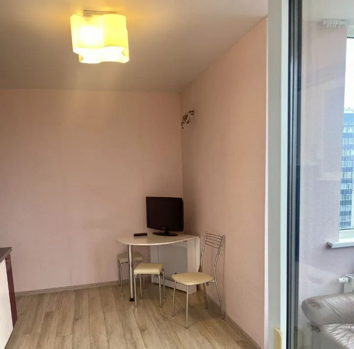 сдам однокомнатную квартиру 🌇донецк в ворошиловском районе, ориентир: набережная📍 ✅квартира расположена на 3 этаже, площадь квартиры 46м². ✅квартира с хорошим современным ремонтом, укомплектована всем необходимым, на кухне стол и 4 стула, ванна оборудована - душевая кабина, стиральная машина, тумбочки. ✅так же двуспальный диван, большой шкаф для вещей. ✅развитая инфраструктура, удобная транспортная развязка. 💰стоимость 29.000 ₽ + ку. по этой и другой аренде звоните по номеру 📲☎️+79495111326 агентство подписаться | дать объявление - фотография - 3