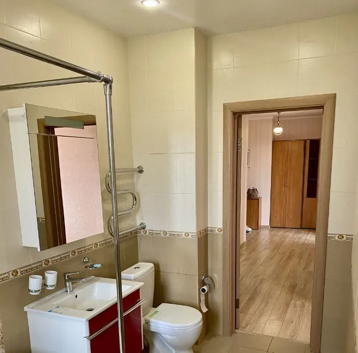 сдам однокомнатную квартиру 🌇донецк в ворошиловском районе, ориентир: набережная📍 ✅квартира расположена на 3 этаже, площадь квартиры 46м². ✅квартира с хорошим современным ремонтом, укомплектована всем необходимым, на кухне стол и 4 стула, ванна оборудована - душевая кабина, стиральная машина, тумбочки. ✅так же двуспальный диван, большой шкаф для вещей. ✅развитая инфраструктура, удобная транспортная развязка. 💰стоимость 29.000 ₽ + ку. по этой и другой аренде звоните по номеру 📲☎️+79495111326 агентство подписаться | дать объявление - фотография - 6