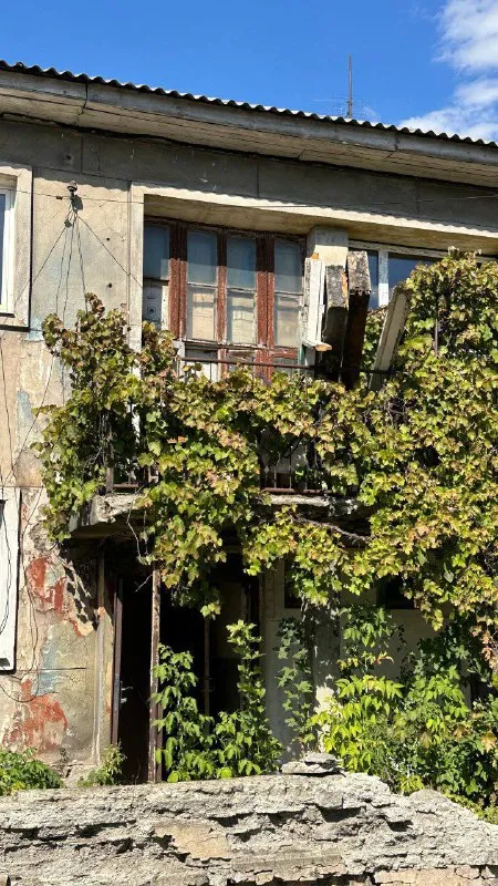 продам 2 комнатную квартиру 🌇в макеевке под ремонт❗️ кировский район, ул. шекспира, (р-н кировской администрации, совколония). 📍 ✅10 минут на маршрутке от ас плеханово ✅квартира под ремонт❗️ ✅общая площадь 52кв. м, 2 этаж 2 этажного дома, не угловая. ✅есть открытая терраса, в квартиру отдельный вход на первом этаже, подъезд на 2 квартиры. ✅вещи и мусор готовы вывезти 📑документы готовы, в росреестре ! 💰цена 1 600 000 ₽ торг 📲☎️+79951571916 юлия, собственник 🎥видео по запросу в телеграм 📲 @julia_kolle7 телеграмм подписаться | дать объявление - фотография - 1