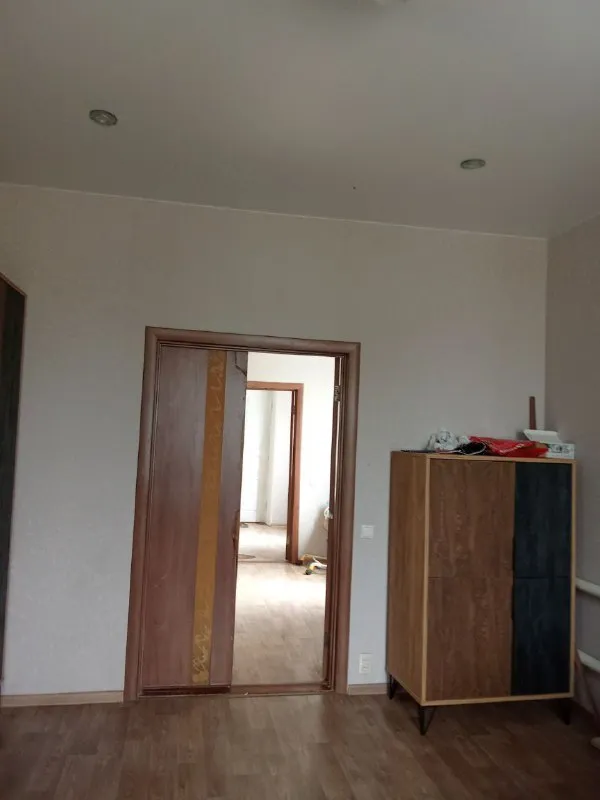 ‼️продажа дома‼️ 🏡продается дом от собственника агентствам прошу не беспокоить 🗺г. мариуполь днр ✅общая площадь–95 м2 ✅жилая–57 м2 ✅всего 10 минут езды от моря большой участок, дом газифицированый, канализация центральная, земля приватизирована, 5 жилых комнат ✅высокие натяжные потолки 3 м в комнатах и кухне, вода идёт круглосуточно, много фруктовых деревьев на участке 🔥собственник 💴цена: 5🍋5 млн рублей с небольшим торгом ☎️+7(949) 356-01-85 (тг на этом номере) 📨подписаться - фотография - 10