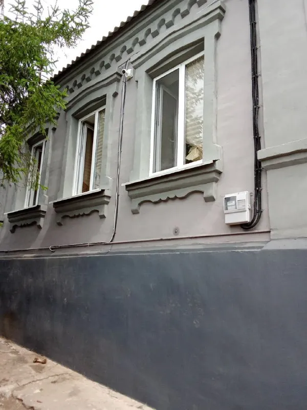 ‼️продажа дома‼️ 🏡продается дом от собственника агентствам прошу не беспокоить 🗺г. мариуполь днр ✅общая площадь–95 м2 ✅жилая–57 м2 ✅всего 10 минут езды от моря большой участок, дом газифицированый, канализация центральная, земля приватизирована, 5 жилых комнат ✅высокие натяжные потолки 3 м в комнатах и кухне, вода идёт круглосуточно, много фруктовых деревьев на участке 🔥собственник 💴цена: 5🍋5 млн рублей с небольшим торгом ☎️+7(949) 356-01-85 (тг на этом номере) 📨подписаться - фотография - 2