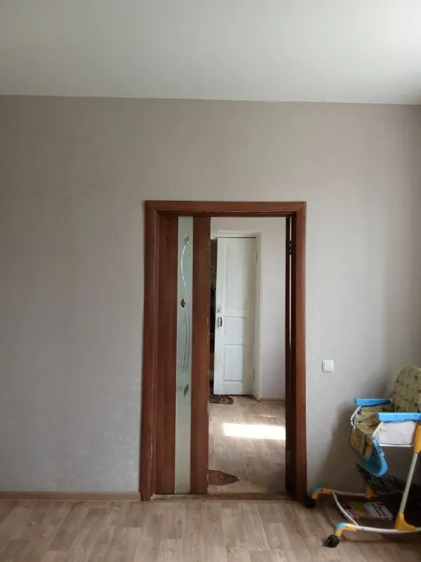 ‼️продажа дома‼️ 🏡продается дом от собственника агентствам прошу не беспокоить 🗺г. мариуполь днр ✅общая площадь–95 м2 ✅жилая–57 м2 ✅всего 10 минут езды от моря большой участок, дом газифицированый, канализация центральная, земля приватизирована, 5 жилых комнат ✅высокие натяжные потолки 3 м в комнатах и кухне, вода идёт круглосуточно, много фруктовых деревьев на участке 🔥собственник 💴цена: 5🍋5 млн рублей с небольшим торгом ☎️+7(949) 356-01-85 (тг на этом номере) 📨подписаться - фотография - 4