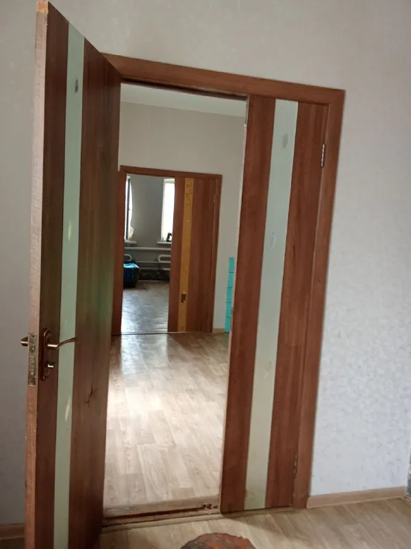 ‼️продажа дома‼️ 🏡продается дом от собственника агентствам прошу не беспокоить 🗺г. мариуполь днр ✅общая площадь–95 м2 ✅жилая–57 м2 ✅всего 10 минут езды от моря большой участок, дом газифицированый, канализация центральная, земля приватизирована, 5 жилых комнат ✅высокие натяжные потолки 3 м в комнатах и кухне, вода идёт круглосуточно, много фруктовых деревьев на участке 🔥собственник 💴цена: 5🍋5 млн рублей с небольшим торгом ☎️+7(949) 356-01-85 (тг на этом номере) 📨подписаться - фотография - 5