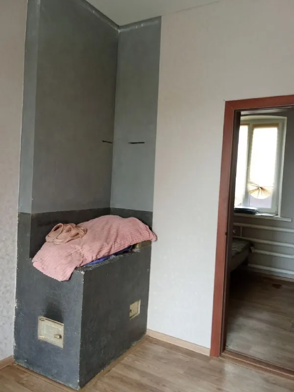 ‼️продажа дома‼️ 🏡продается дом от собственника агентствам прошу не беспокоить 🗺г. мариуполь днр ✅общая площадь–95 м2 ✅жилая–57 м2 ✅всего 10 минут езды от моря большой участок, дом газифицированый, канализация центральная, земля приватизирована, 5 жилых комнат ✅высокие натяжные потолки 3 м в комнатах и кухне, вода идёт круглосуточно, много фруктовых деревьев на участке 🔥собственник 💴цена: 5🍋5 млн рублей с небольшим торгом ☎️+7(949) 356-01-85 (тг на этом номере) 📨подписаться - фотография - 6